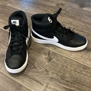 Excellent condition Nike Women’s Court Royale 2 Size 7